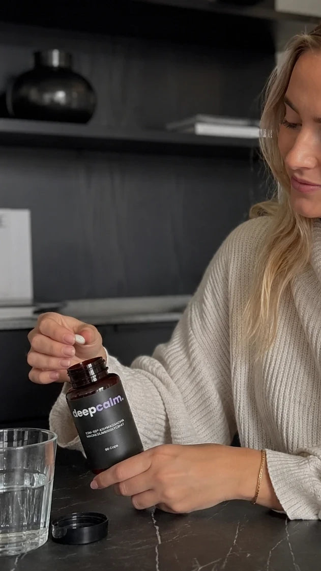Blonde Frau nimmt deepcalm Kapsel am Tisch