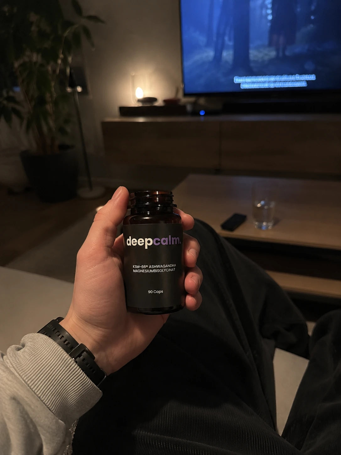 deepcalm Dose auf der Couch am Abend