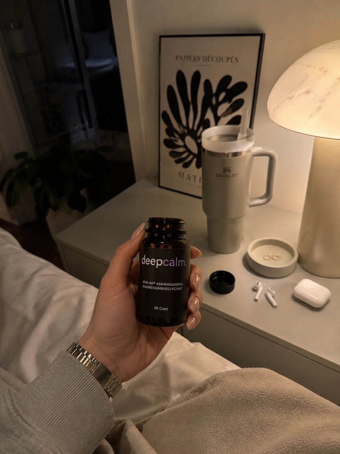 deepcalm Dose am Nachttisch im Bett