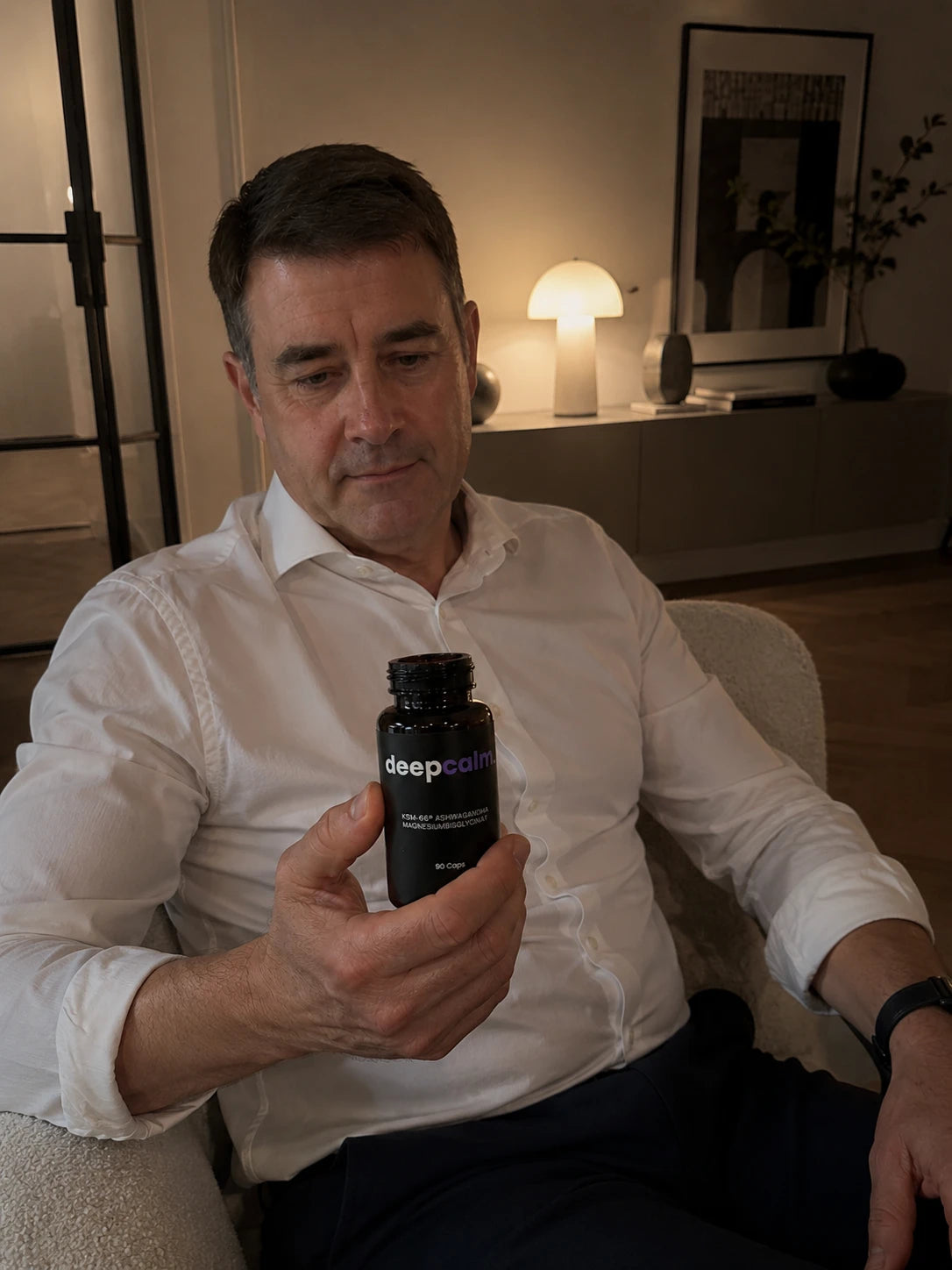 Mann im Sessel mit deepcalm Dose am Abend